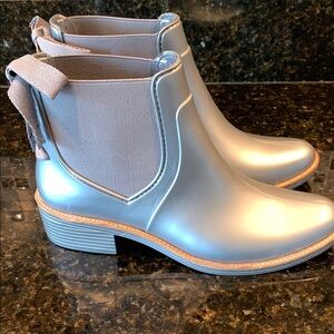 Stylish Women's Gray Ankle Rain Boots by Bernardo size 9